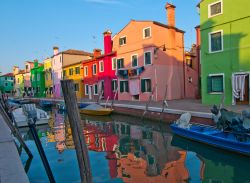 Gioco di luci e ombre sulle case e sui canali di Burano - l'isola di Burano, famosa in tutto il mondo per le sue case colorate, è una località tutta da scoprire: la sua bellezza ...