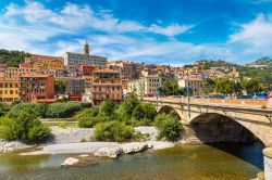 Le case colorate del centro storico di Ventimiglia fotografate in una bella giornata di sole, Liguria.


