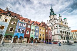 Abitazioni colorate in piazza a Poznan, Polonia - Facciate dai colori pastello con decorazioni di vario genere per gli edifici storici che si affacciano sulla celebre Old Market Place, uno dei ...