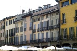 Le case colorate della piazza di Crema e le bancarelle del mercato- © Claudio Giovanni Colombo / Shutterstock.com