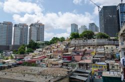 Le case colorate della popolazione più povera di Luanda, Angola. Questi ghetti assomigliano alle favelas del Brasile. Sullo sfondo, il forte contrasto che i palazzi abitati dai ricchi.

 ...