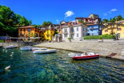 Le case colorate di Mergozzo con il suo lago, Piemonte.
