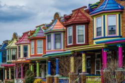 Case colorate lungo Guilford Avenue al Charles Village di Baltimora, Maryland. Si trova nell'area nord centrale della città ed è una zona borghese con molte case unifamiliari.

 ...