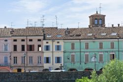 Case colorate lungo il fiume a Colorno borgo Emilia-Romagna