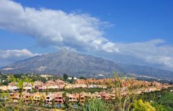 Case colorate ai piedi della montagna La Concha a Marbella, Spagna. A 1200 metri sul livello del mare, questo monte è uno dei simboli di Marbella per via della sua particolare forma caratterizzata ...