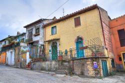 Case colorate nel borgo di Calcata nel Lazio.