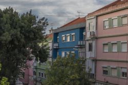 Case colorate nel centro di Amadora in Portogallo