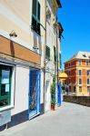 Case colorate nel centro storico di Arenzano, provincia di Genova, Liguria.
