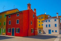 Case colorate nel centro storico di Caorle, Veneto. Chiuso al traffico, il cuore di questa località alle porte di Venezia è un vero e proprio museo all'aperto con calli e campielli ...