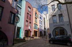 Case colorate nel quartiere Schnoorviertel di Brema, Germania. Abitato in origine da pescatori, questo quartiere ha oggi un carattere prevalentemente turistico e ospita negozi, bar, ristoranti ...