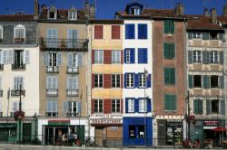 Case colorate nella città di Bayonne, Francia. Questi edifici si affacciano sul fiume Nive, corso d'acqua che si snoda per circa 80 km dopo aver avuto origine nei Pirenei - © ...
