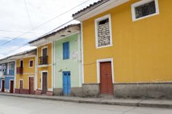 Case colorate nella piccola città di Chavin de Huantar nei pressi di Huaraz, Perù. Siamo nella regione di Ancash suddivisa in 20 province composte di 165 distretti.
