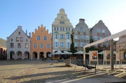 Case colorate nella principale piazza del centro storico di Olsztyn, Polonia, in estate. Il primo cenno sulla città risale al 1334 quando nei boschi che allora ricoprivano il territorio ...