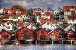 Case colorate sul porto di Fjallbacka in Svezia ...