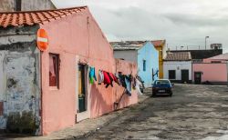 Case colorate vicino al porto di Ponta Delgada, isola di Sao Miguel (Azzorre), Portogallo.
