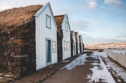 Tipiche case con il tetto di torba a Husavik, in Islanda.
