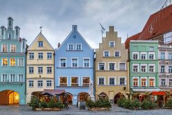 Case dai toni pastello nel centro storico di Landshut, Germania.
