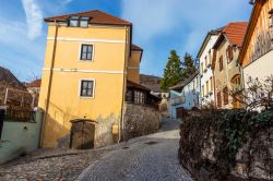 Case dalle facciate colorate nel distretto di Stein nei pressi di Krems an der Donau (Austria) in una giornata soleggiata.
