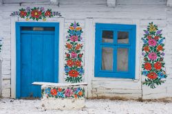 Nel villaggio di Zalipie (Polonia) le donne sono solite decorare da oltre 100 anni le proprie case con motivi floreali, sia alll'interno che sui muri esterni - foto © aniad / Shutterstock.com ...