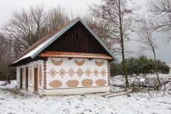 Anche in inverno le case dipinte di Zalipie risultano molto affascinanti agli occhi dei turisti, che giungono qui da tutta Europa per ammirarle - foto © aniad / Shutterstock.com