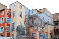 Case del centro storico di Pezenas decorate con affreschi dai colori pastello, Francia.
