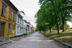 Case di epoca medievale nella parte vecchia di Fredrikstad, Norvegia. Siamo nella contea di Ostfold, alla foce del fiume Glomma - © Nigar Alizada / Shutterstock.com