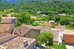 Le vecchie case della città di Ménerbes viste dall'alto, Provenza, Francia. Ubicato nel Luberon, il villaggio si trova a 35 km da Avignone e 90 da Marsiglia.



