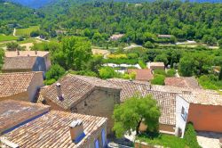 Le vecchie case della città di Ménerbes viste dall'alto, Provenza, Francia. Ubicato nel Luberon, il villaggio si trova a 35 km da Avignone e 90 da Marsiglia.



