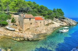 Case di pescatori in pietra nella remota isola di Lastovo in Croazia.