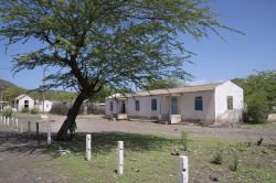 Le case dove vivevano le famiglie delle guardie al di fuori dei campi di prigionia. Siamo a Santiago, nell'arcipelago di Capo Verde - © Salvador Aznar / Shutterstock.com