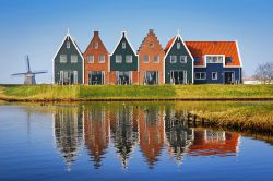 Le spettacolari case di Volendam, Olanda - Situata a circa 20 chilometri a nord-nord est di Amsterdam, Volendam è un villaggio con porto peschereccio della costa sud orientale dell'Olanda ...