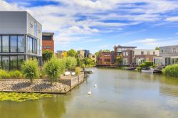 Case e palazzi affacciati su un canale nell'area suburbana di Noordhove a Zoetermeer, Olanda.
