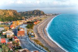 Case e palazzi affacciati sul litorale del Mar Tirreno a Milazzo, Sicilia.



