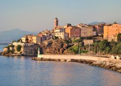 Case e palazzi con la luce del crepuscolo a Bastia, Corsica. Questa bella località nel nord dell'isola deve il suo nome a una fortezza (bastiglia) fondata nel 1378 dal governatore ...