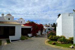 Case eleganti nel villaggio di Armacao de Pera, Portogallo.  - © Peter Etchells / Shutterstock.com