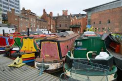 Case galleggianti sui canali di Birmingham, Inghilterra. Un suggestivo scorcio panoramico sulle strette e colorate barche ormeggiate lungo i canali cittadini, addirittura più numerosi ...