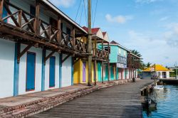 Case in legno e molo al porto di Saint John's, Antigua e Barbuda - © Luis Santos / Shutterstock.com