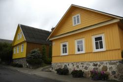 Tipiche abitazioni in legno con tre finestre a Trakai