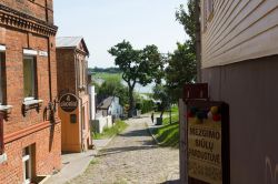 Case in mattoni affacciate su un vicolo del centro storico di Siauliai, Lituania - © Krezodent / Shutterstock.com