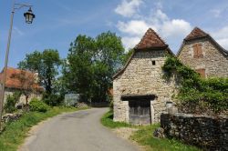 Case in pietra nel borgo di Castelnaud la Chapelle in Dordogna, regioe Aquitania (Francia)