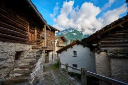 Case in pietra nel borgo svizzero di Soglio, Canton Grigioni. Passeggiando fra i vicoli di questo paesino si sente il respiro della storia. 

