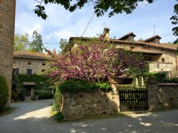 Case in pietra nel complesso del Castello di Rivalta a Gazzola in Emilia-Romagna