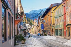 Case in stile bavarese decorate per il Natale nel centro innevato di Garmisch-Partenkirchen, Germania  - © Roman Babakin / Shutterstock.com