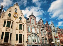 Case in stile belga nel centro di Mechelen: è una delle città d'arte delle Fiandre - © 129227021 / Shutterstock.com