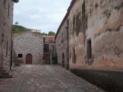 Le case in trachite (rocce vulcaniche) caratterizzano il centro storico di Neoneli in Sardegna - © wikimapia.org