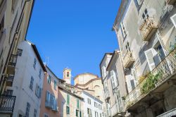 Case in una piazza del centro di Mondovì, provincia di Cuneo (Piemonte), Italia.
