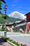 Case lungo la strada di Pré-Saint-Didier, Valle d'Aosta. Situata a 1001 metri di altitudine, alla confluenza della Dora di Verney con quella di Courmayeur, questa località ...