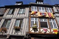 Case medievali a graticcio nel centro storico di Dinan, in Francia, con la loro tipica struttura in legno. La loro diffusione si concentra soprattutto nell'Europa centro-settentrionale - © ...