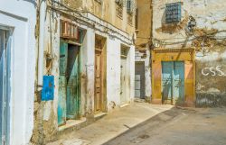 Case nel vecchio quartiere residenziale di Sfax, Tunisia. Le facciate di questi edifici presentano intonaci ormai in degrado seppure ad abbellirle ci siano le porte in legno con intagli e decorazioni ...