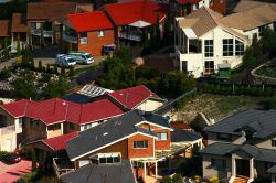 Le case della periferia di Canberra, Australia - Per la forma bassa e il colore allegro, questa immagine in un certo senso ricorda le case colorate di Kork in Irlanda. In realtà quello ...